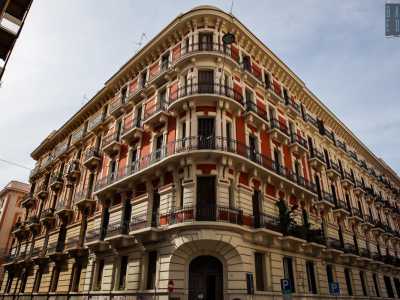 L�edificio, nonostante l�altezza, si erge solo su quattro livelli pi� il piano terra